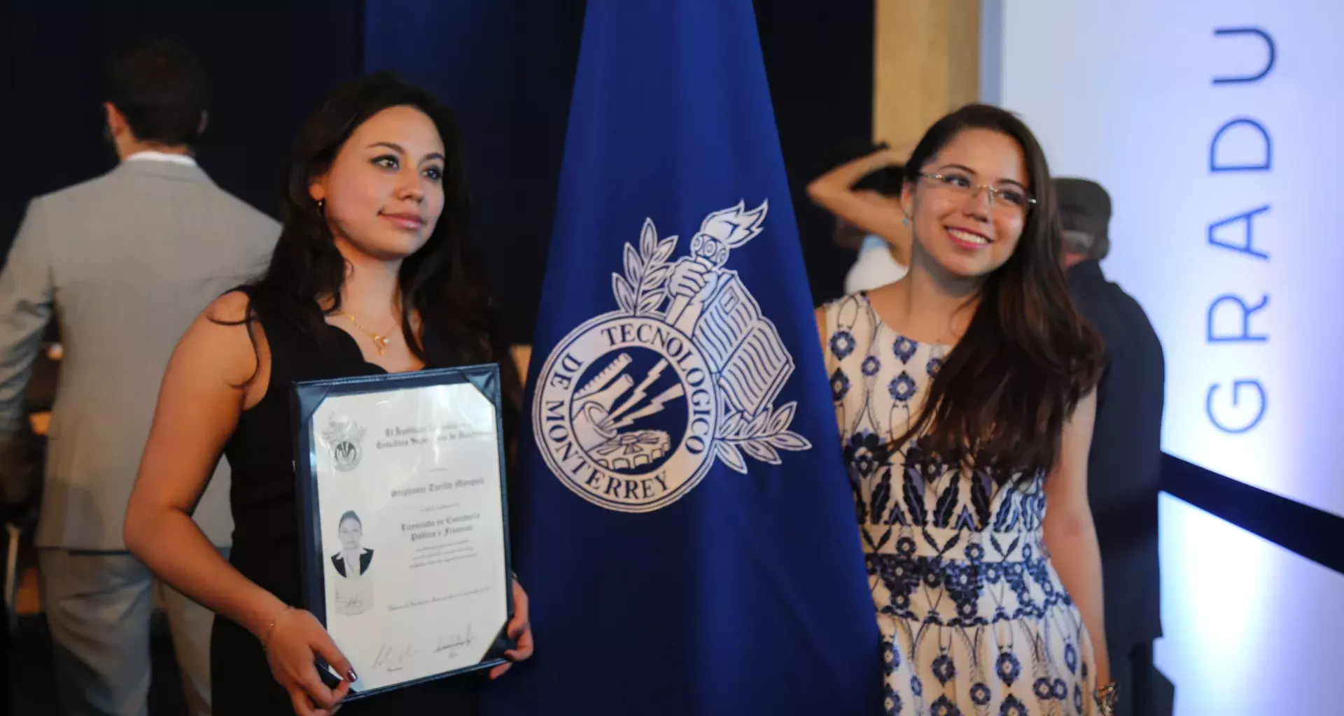 Alumnas en graduación de profesional