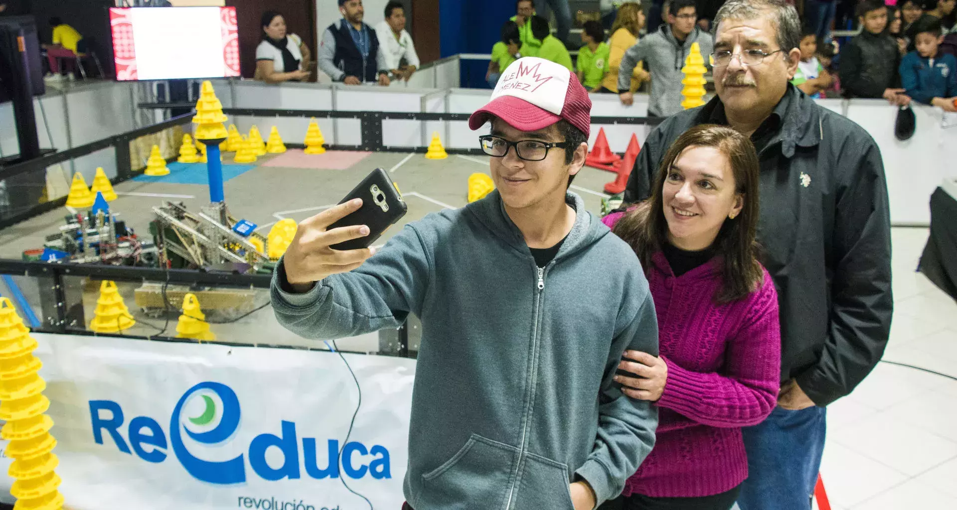 Joven tomándose una foto junto con sus padres