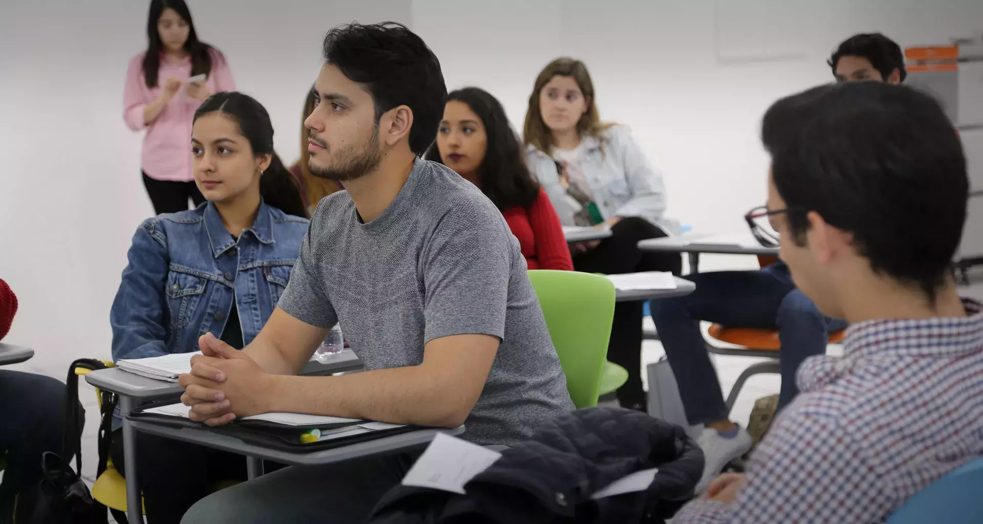 Alumnos en sesión de arranque de semestre 1