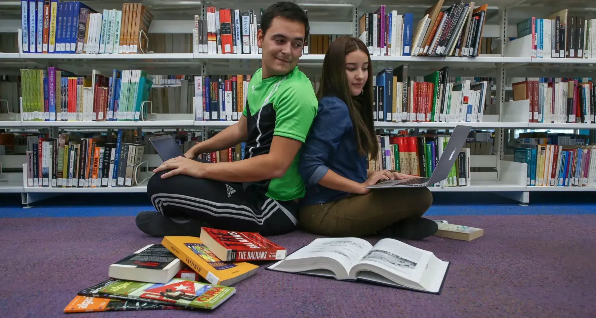Pareja estudiando en Biblioteca en 14 de febrero
