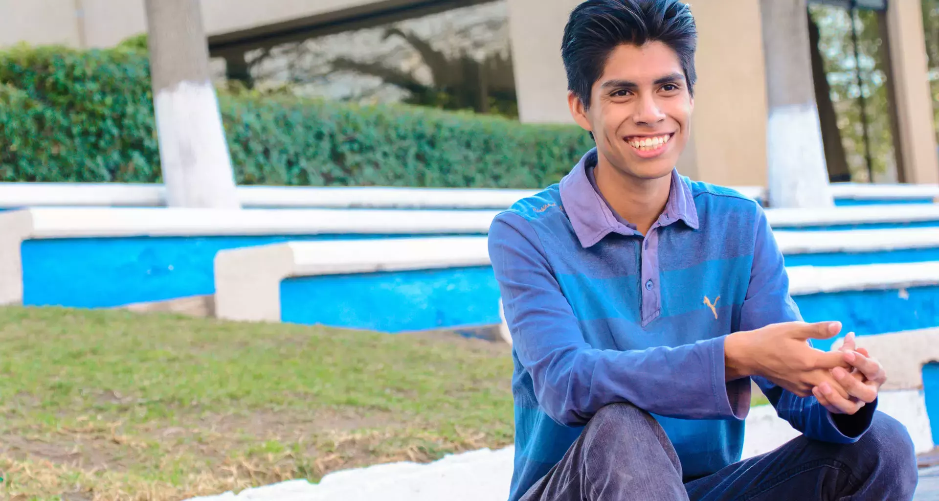 Alumno del Tecnológico de Monterrey posando para la cámara