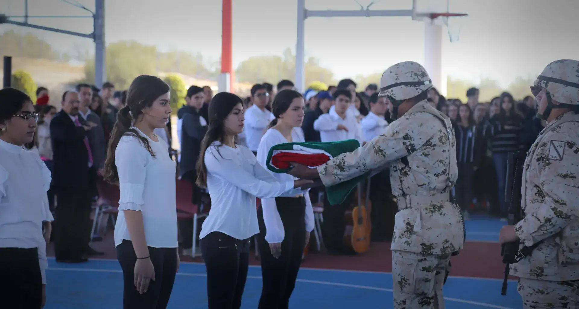 Alumnos participando en la incineración de la bandera