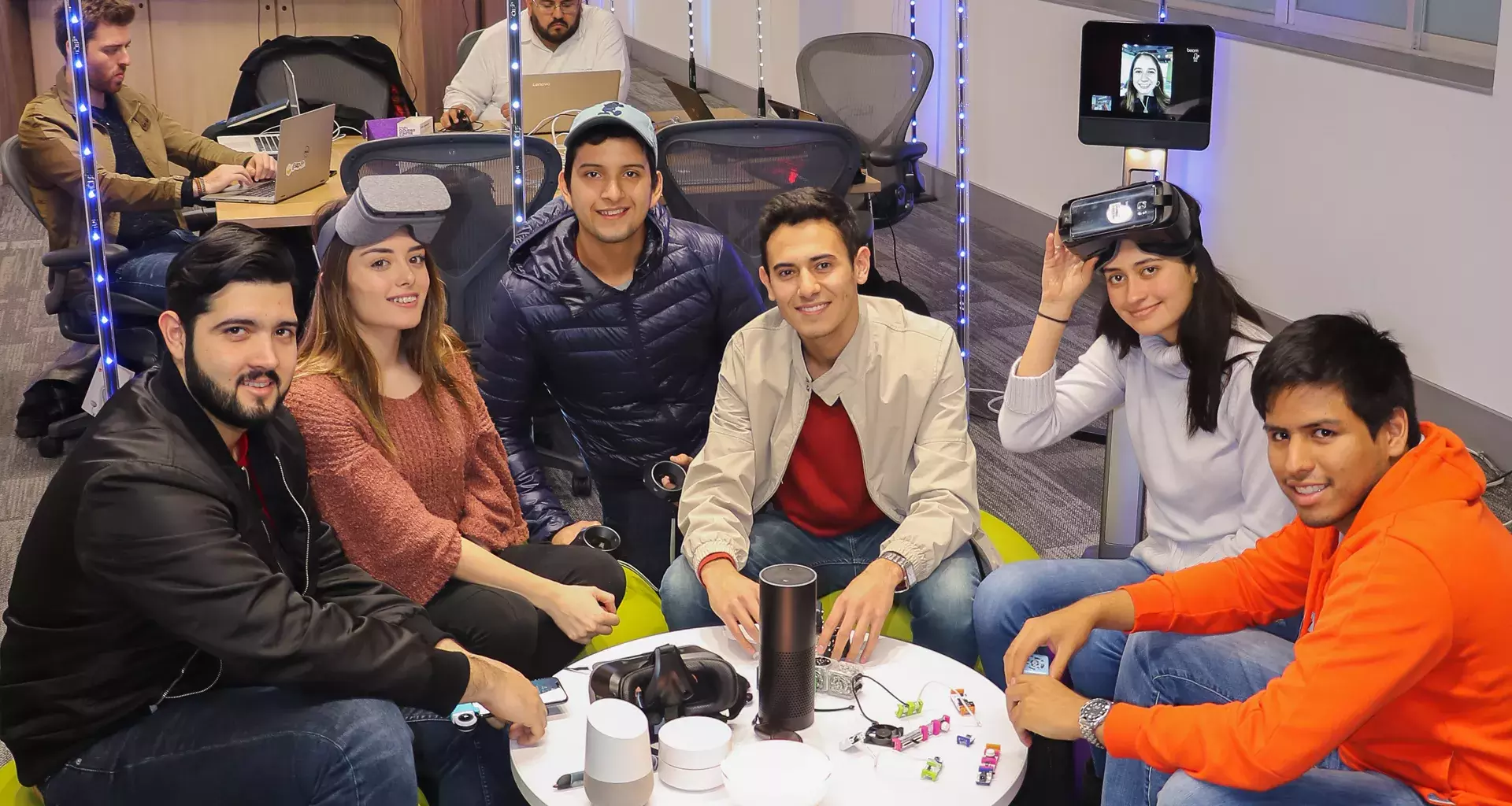 Alumnos del Tec en el Mostla: Laboratorio de Tecnologías Educativas Emergentes