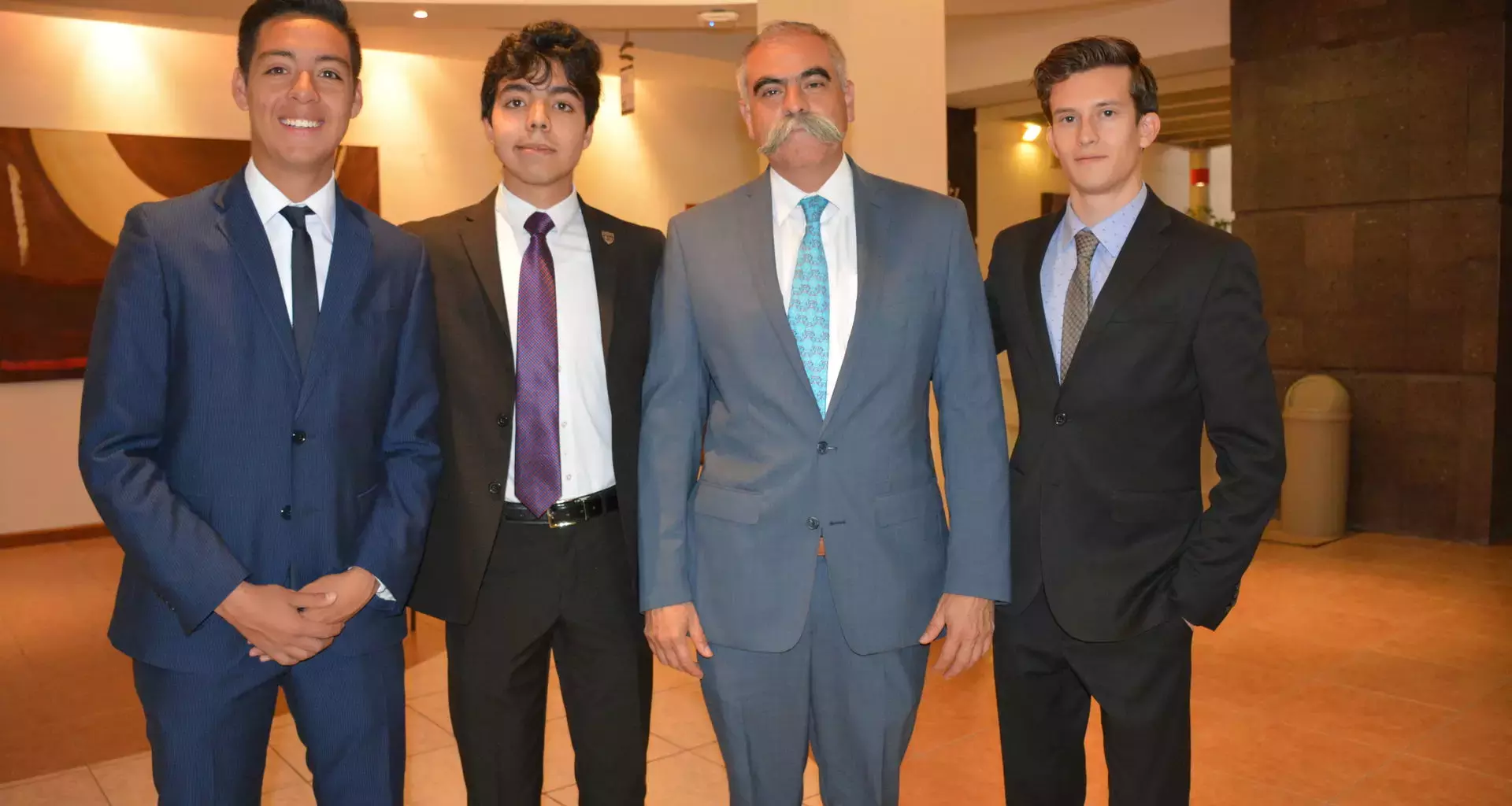 Alumnos con presidente de la comisión