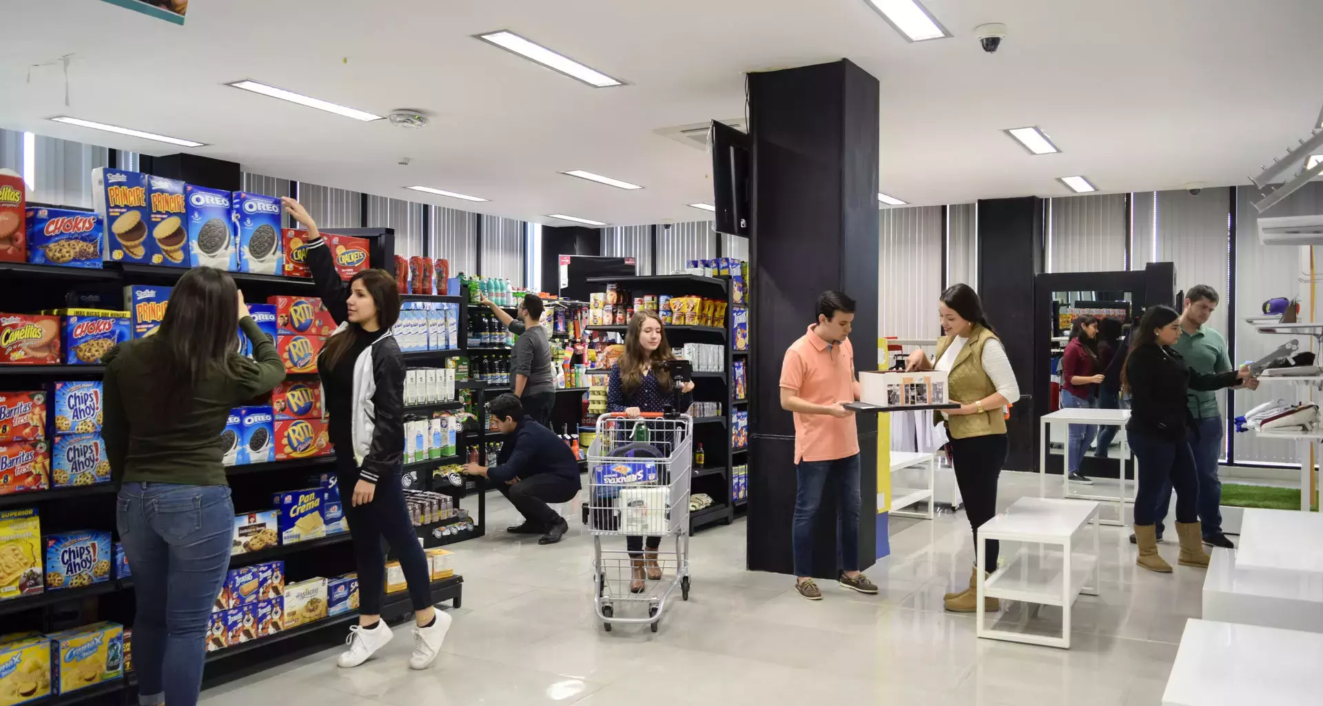 Alumnos en el laboratorio de retailing de Campus Sinaloa.