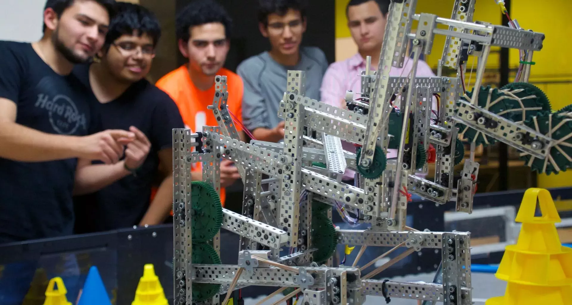 Equipo de VEX manejando a su robot.