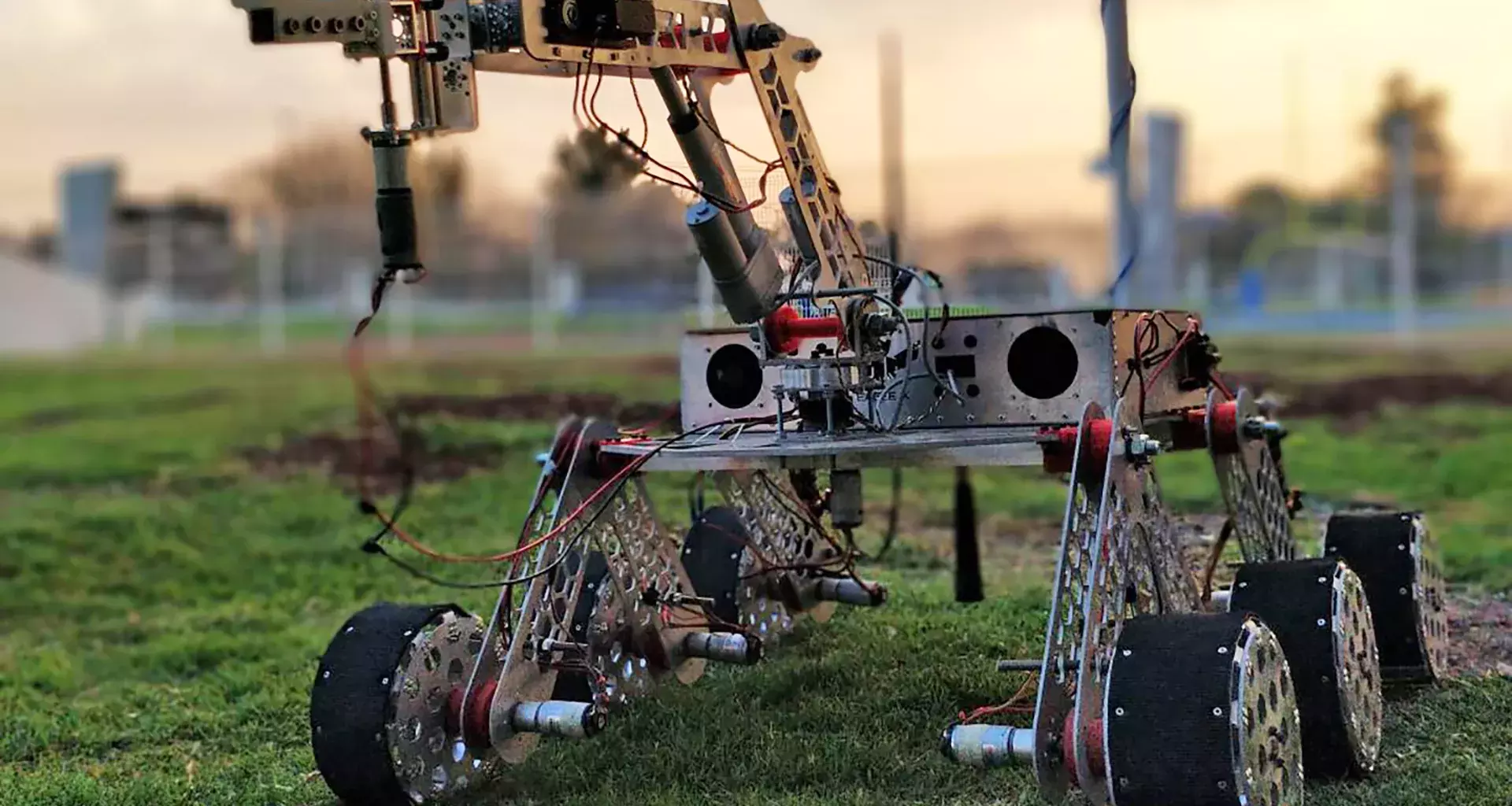 Eagle X con su robot tipo Mars Rover