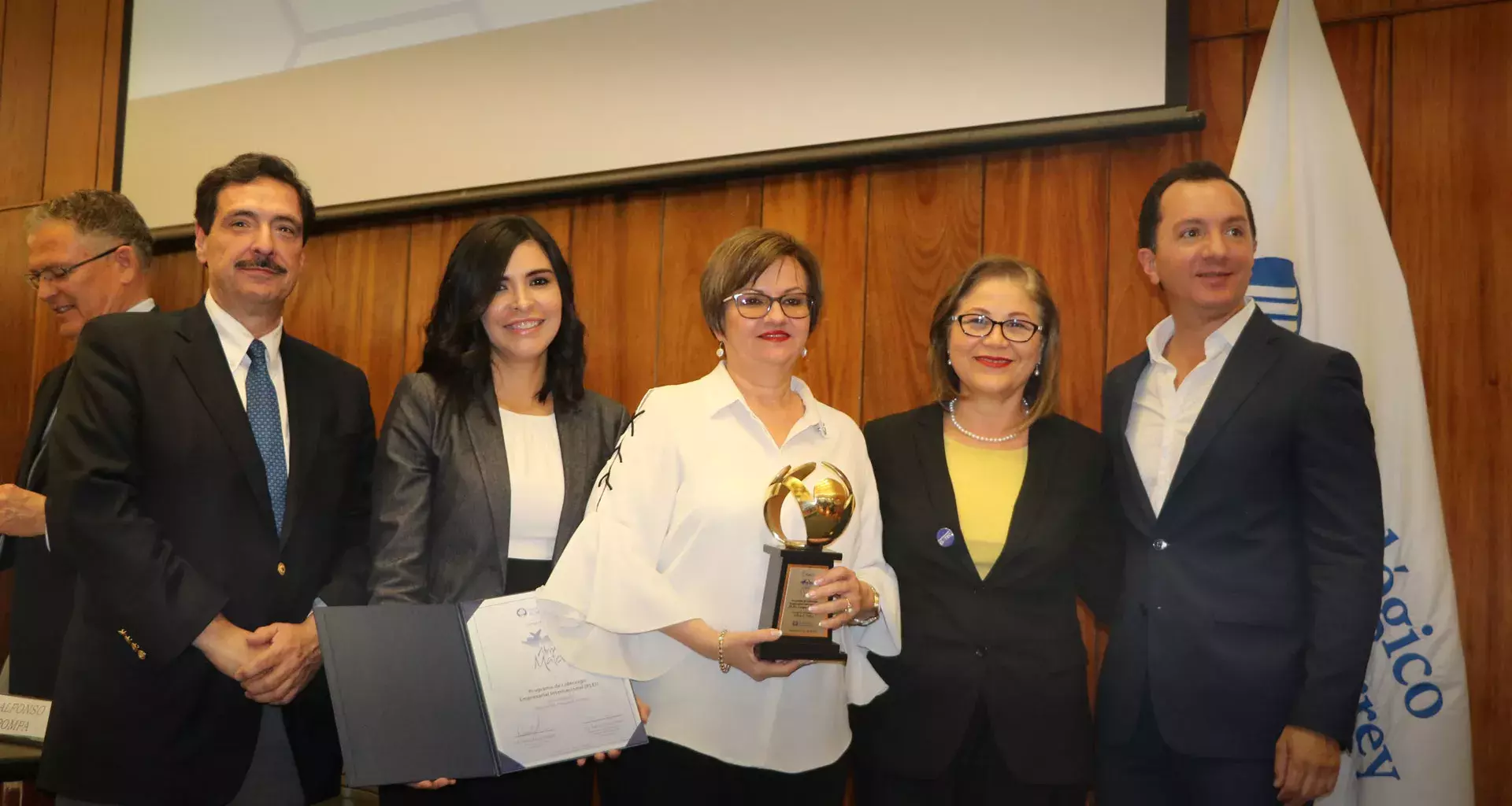 Equipo ganador del premio alma mater