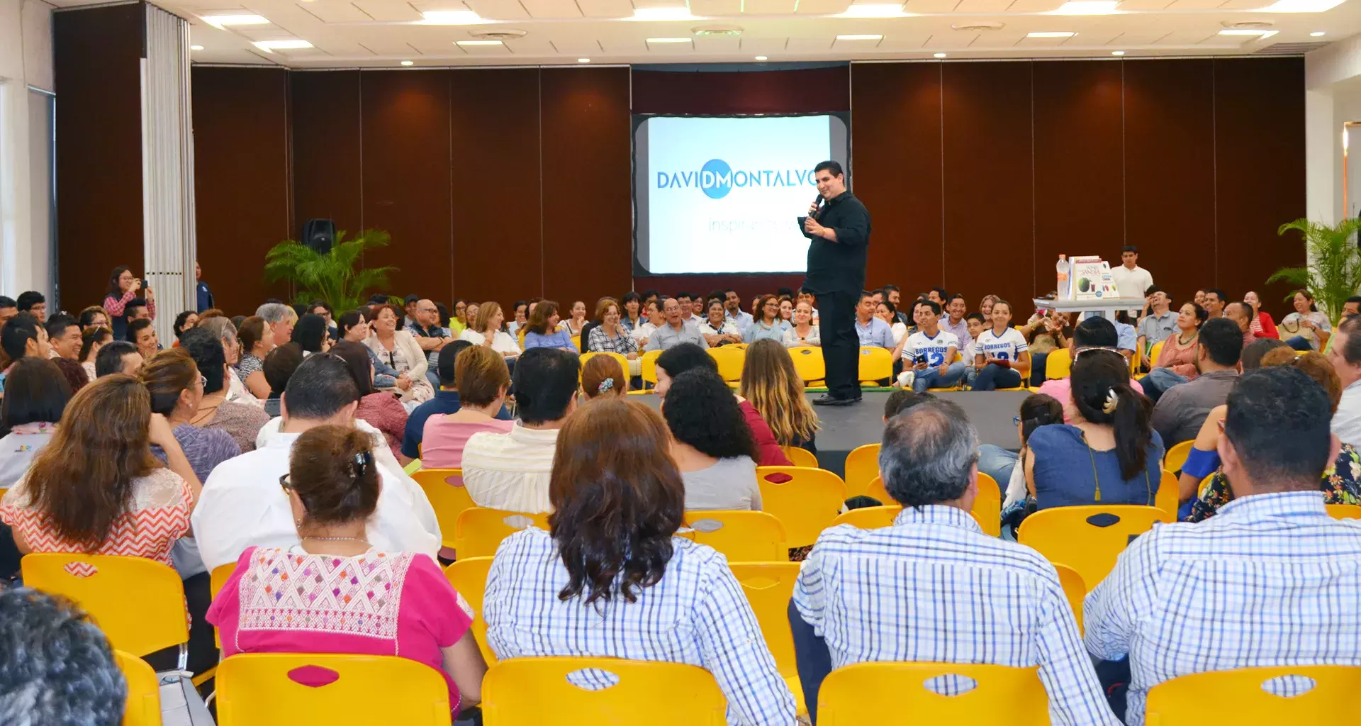 David Montalvo impartiendo su charla a todo el público del CEDE