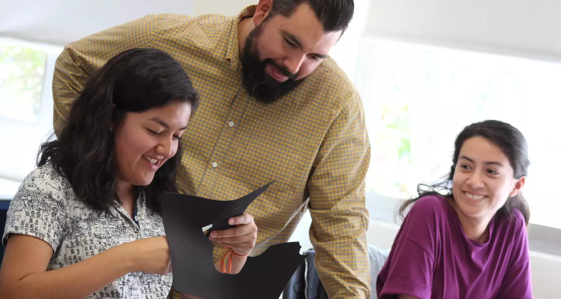 alumnos y profesor estudiando