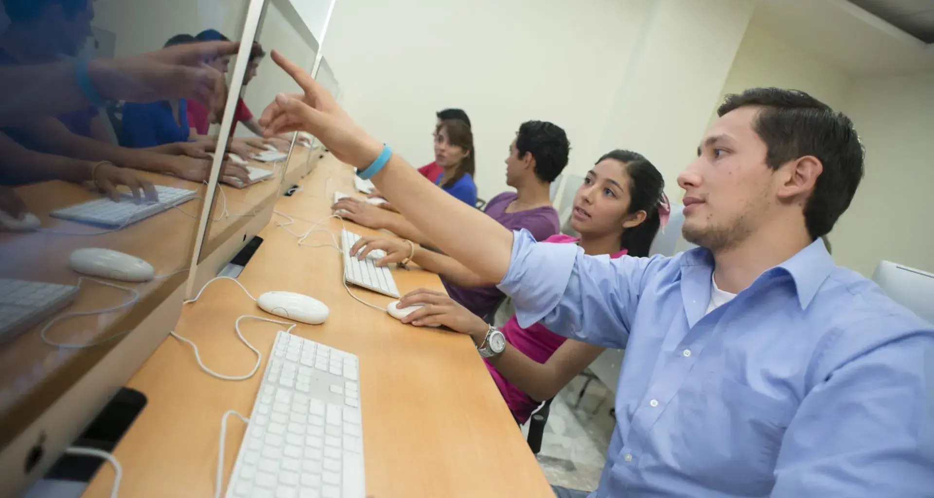 alumnos estudiando frente a una computadora