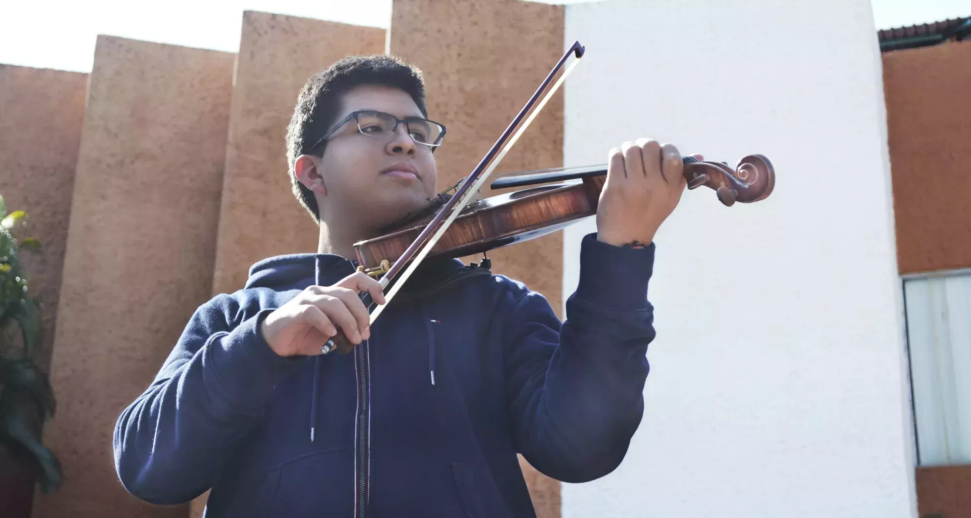 Mario Alberto Cuesta González un chico que cursa el 2do. Semestre de la PrepaTec, se ha destacado en el ambiente musical a lo largo de estos últimos años. 