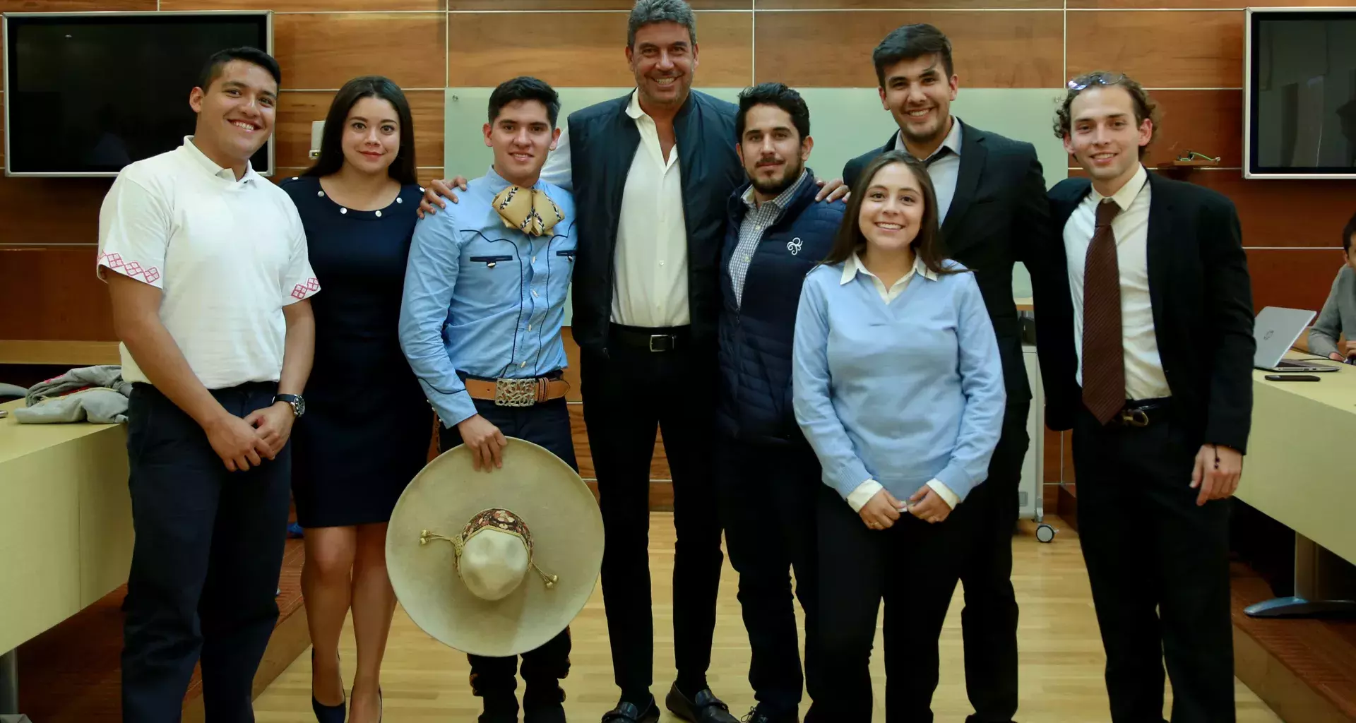 Elias Ayub con los jóvenes finalistas.