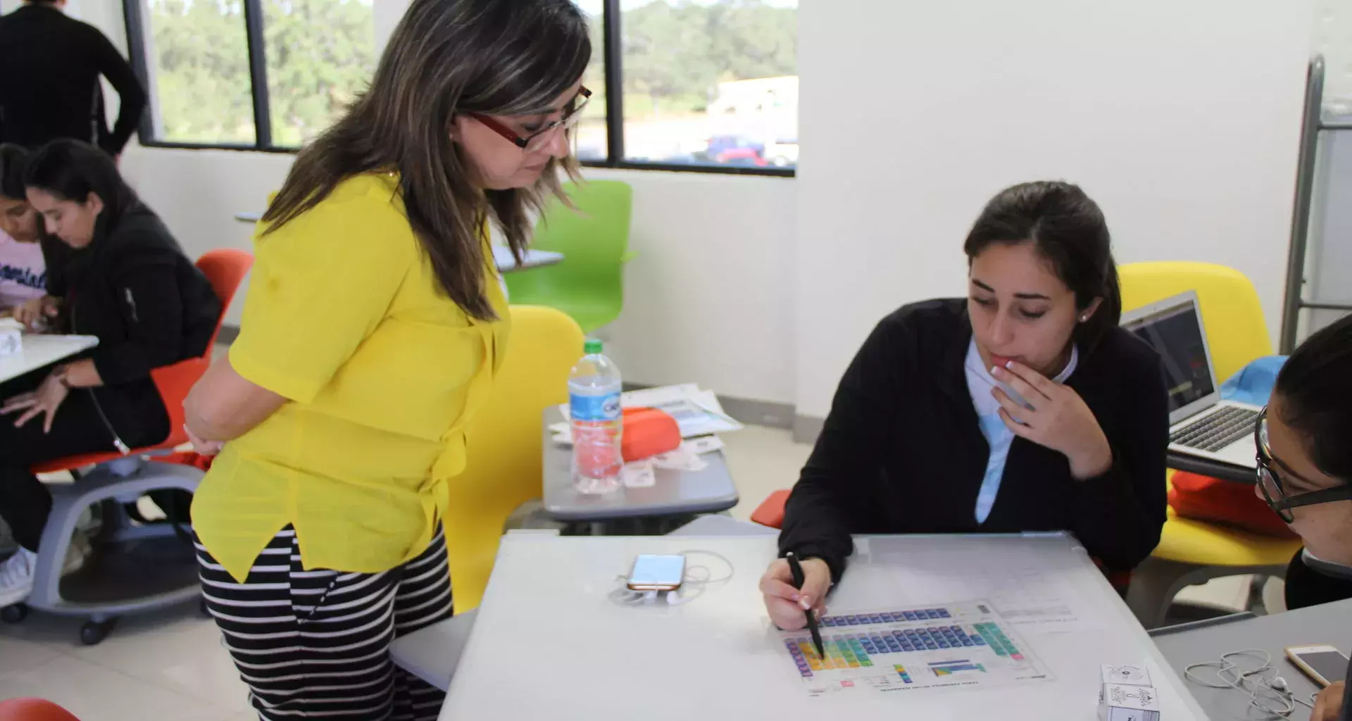 Maestra Rosa María Barragán en clase de realidad aumentada.