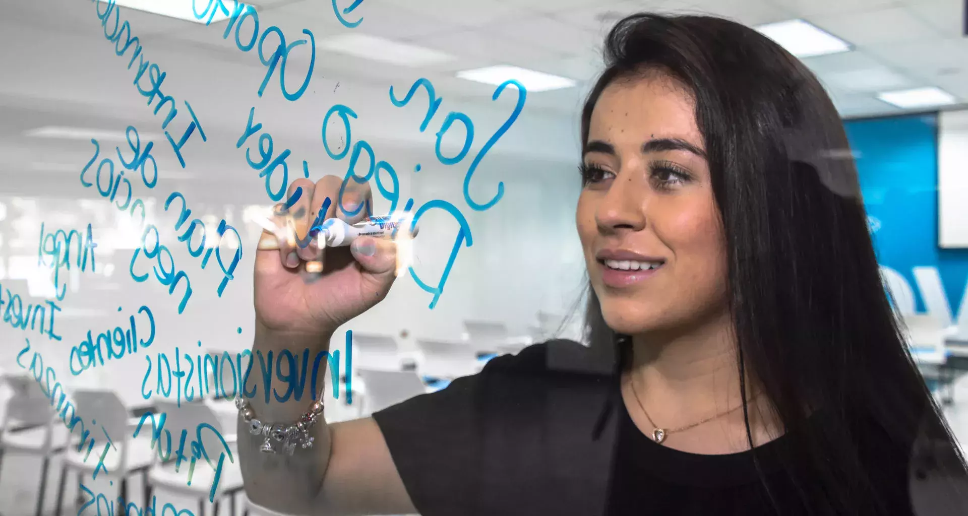 María Fernanda escribiendo en un pizarrón