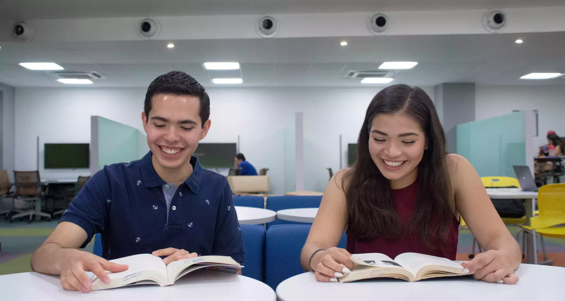 Amigos leyendo libros