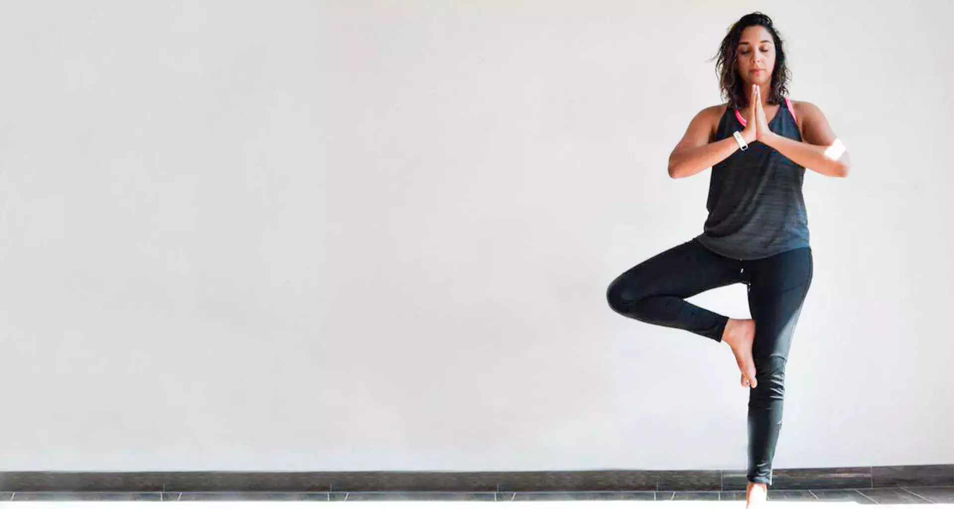 Mujer practicando yoga