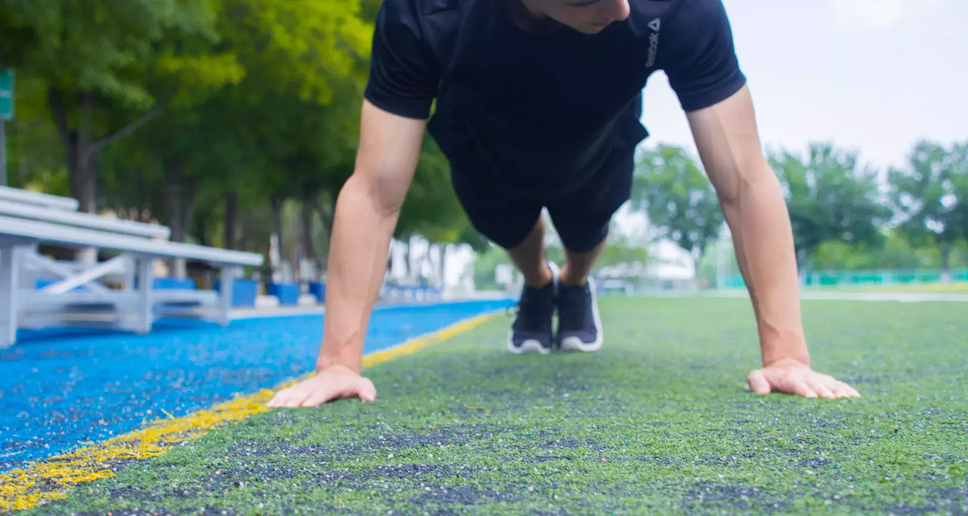 Joven haciendo ejercicio en un campo de futbol