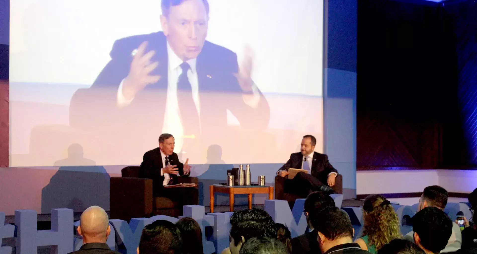 Ex director de la CIA dialoga con alumnos en Monterrey