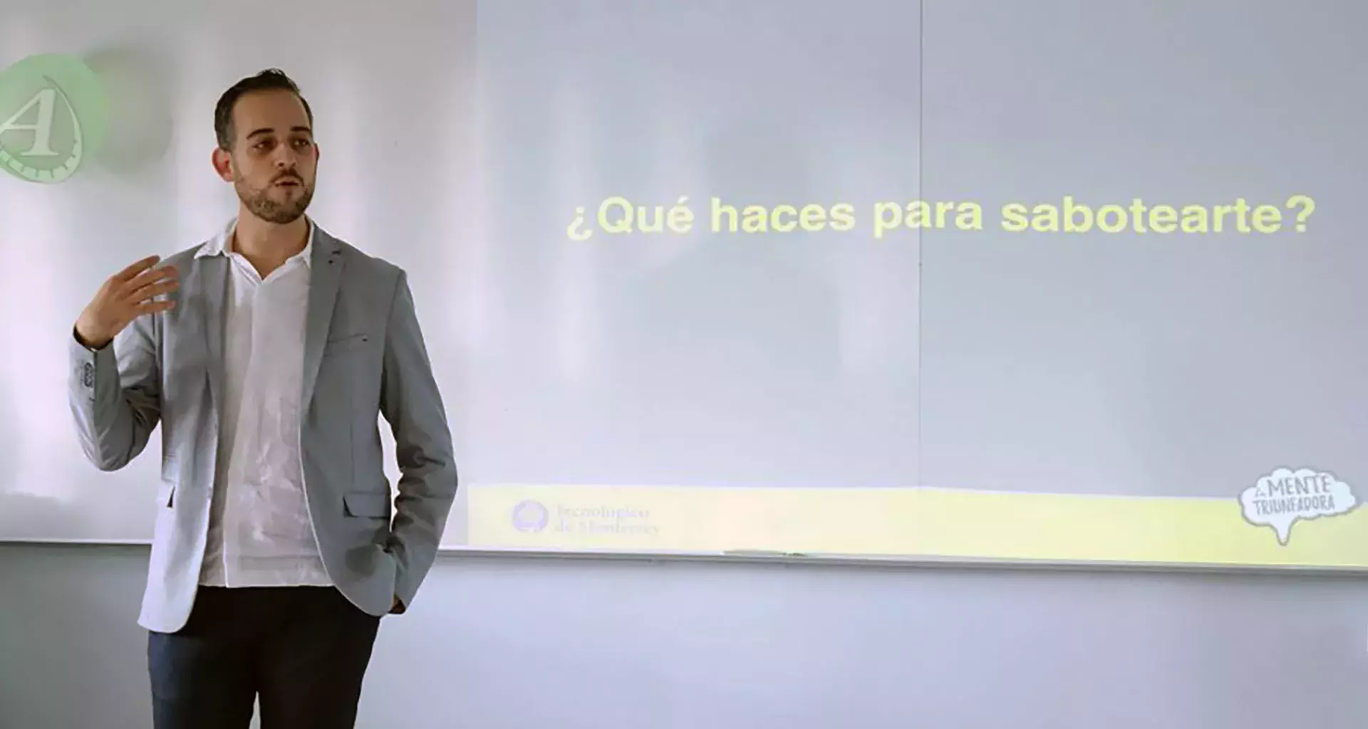 Profesor del campus Querétaro en clase con sus alumnos