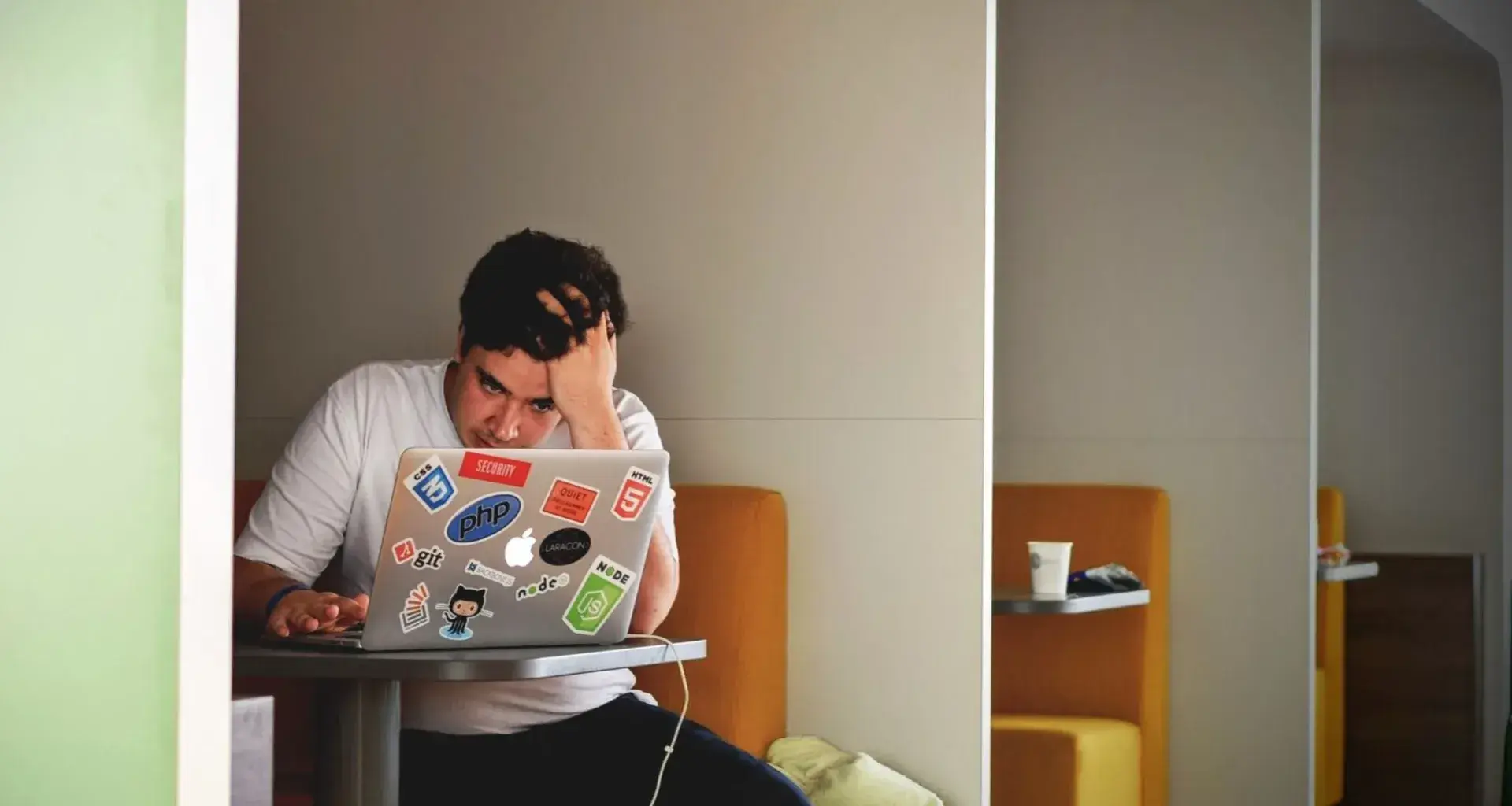 Joven estresado frente su computadora