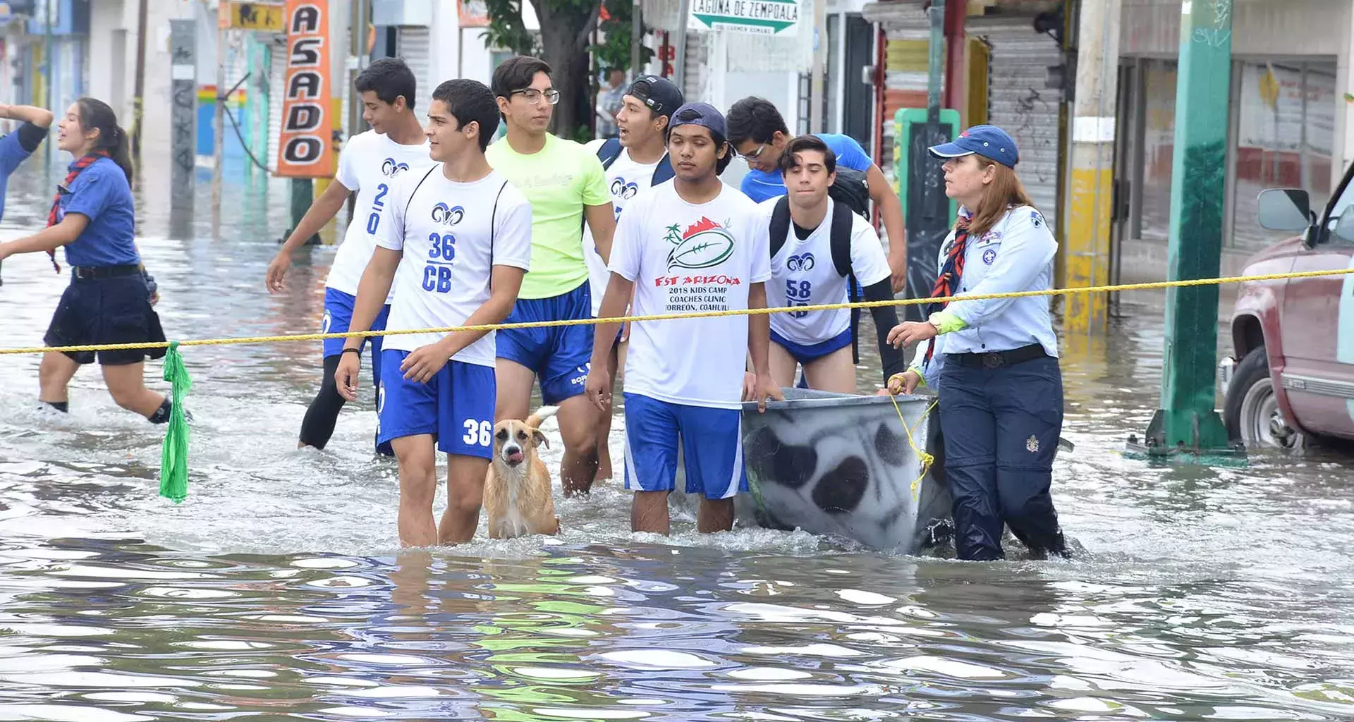 Estudiantes del Tec ayudando en inundación de Torreón