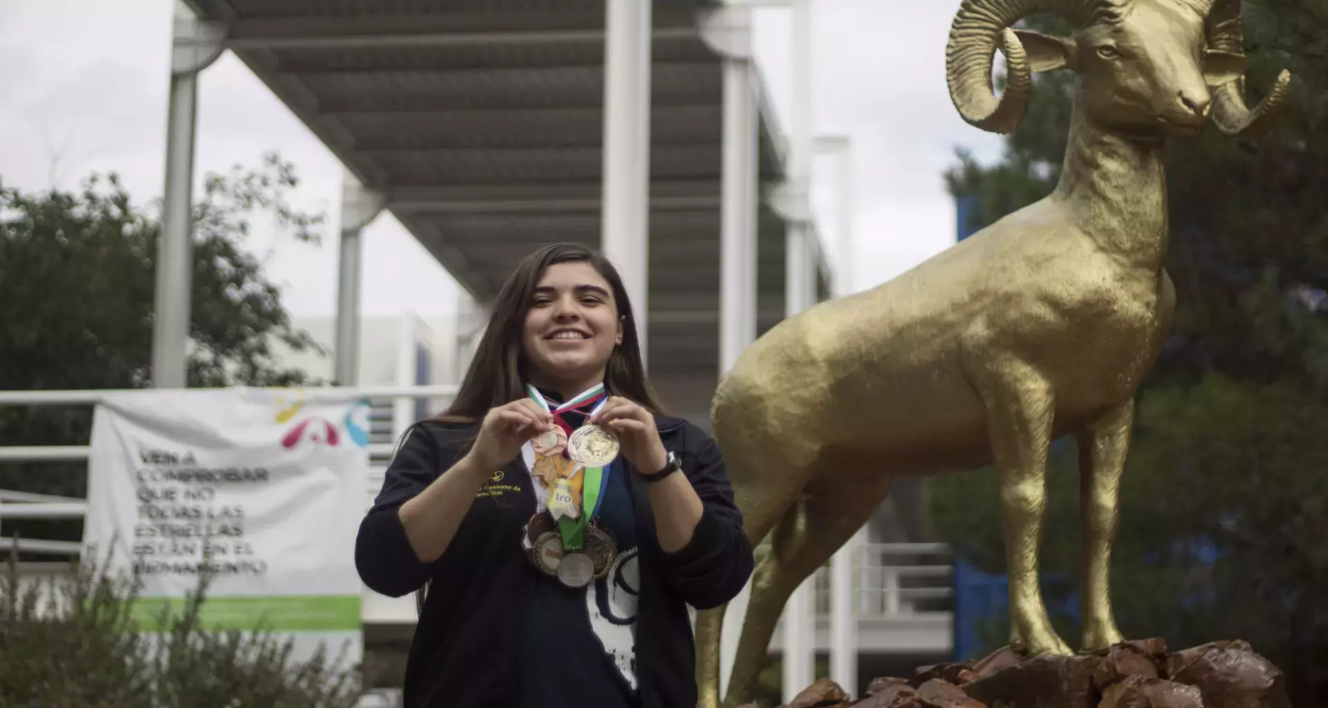 Katia García mostrando sus medallas