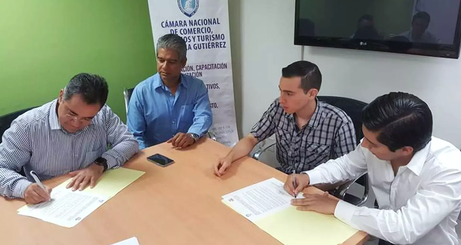 Firma de convenio con la CANACO