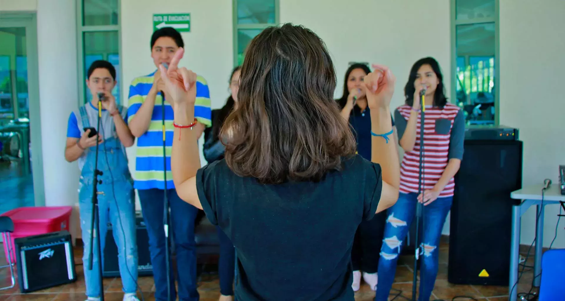 Los alumnos de canto se preparan para la puesta en escena.