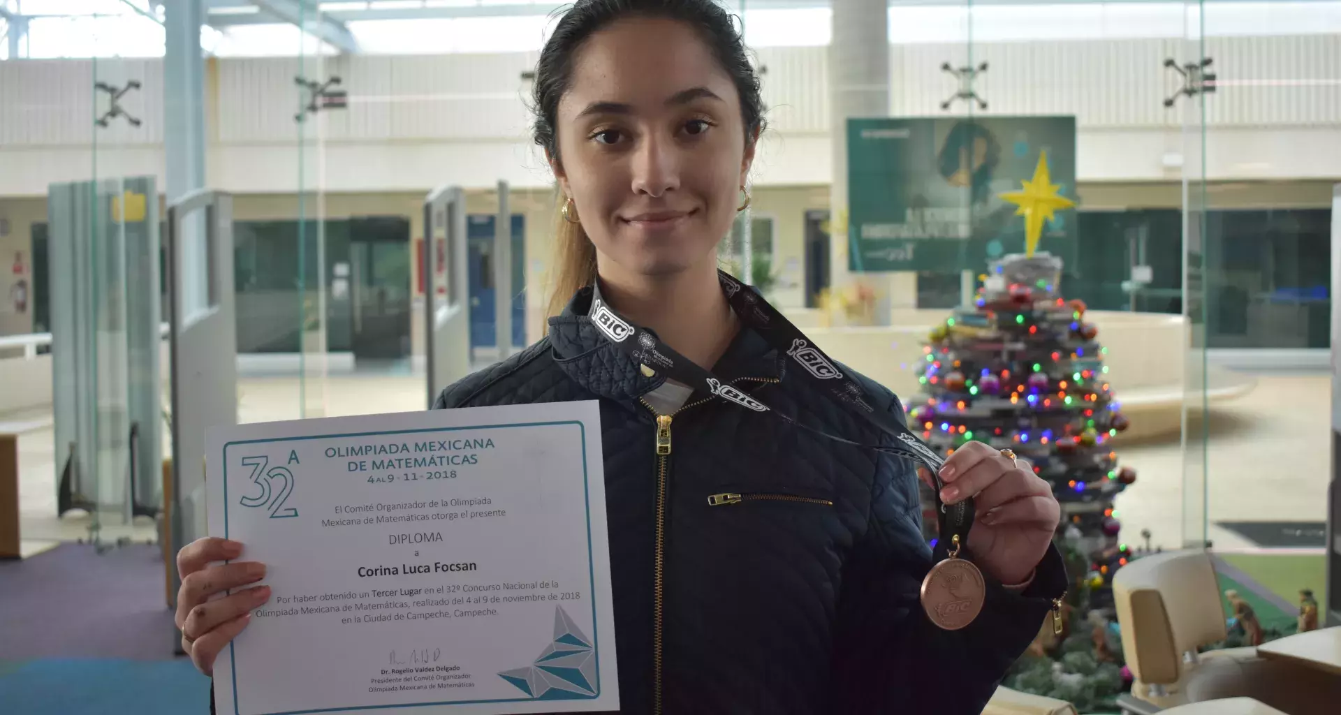 Corina con la medalla de bronce y diploma de la competencia