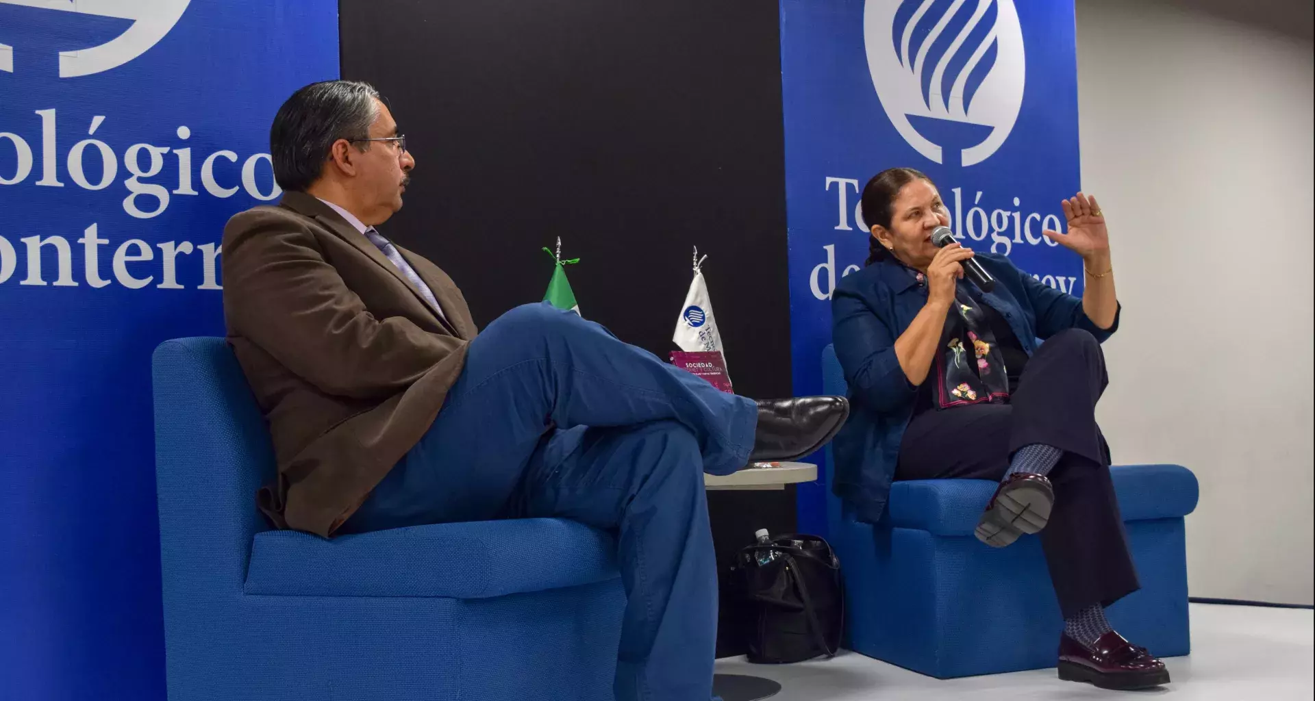 Doctora Ana Meraz y Licenciado Oscar Fidel Gonzales presentando el libro