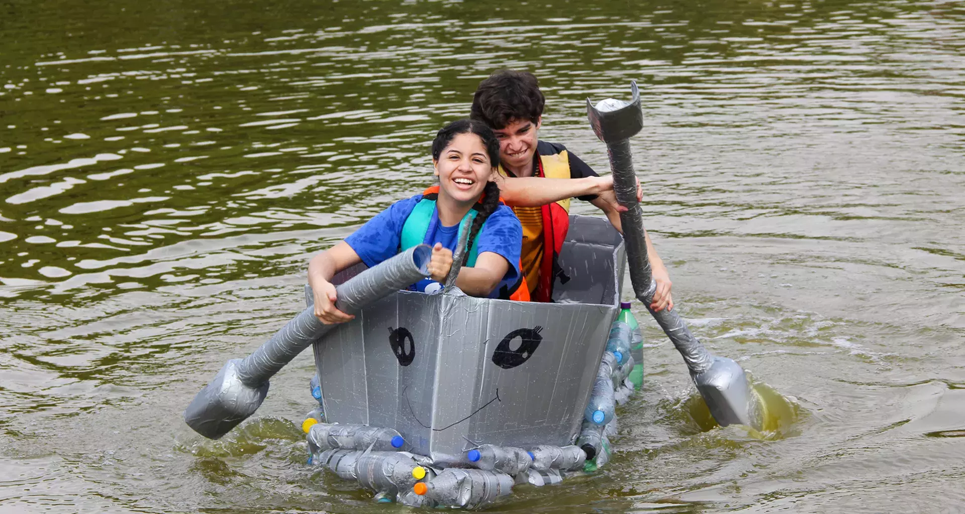 Dos alumnos en su embarcación