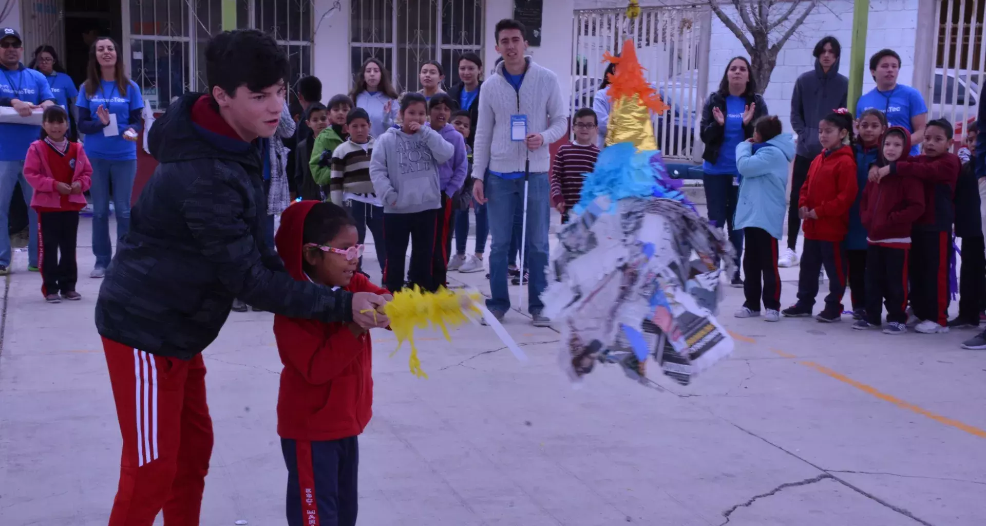 Los niños rompieron piñatas