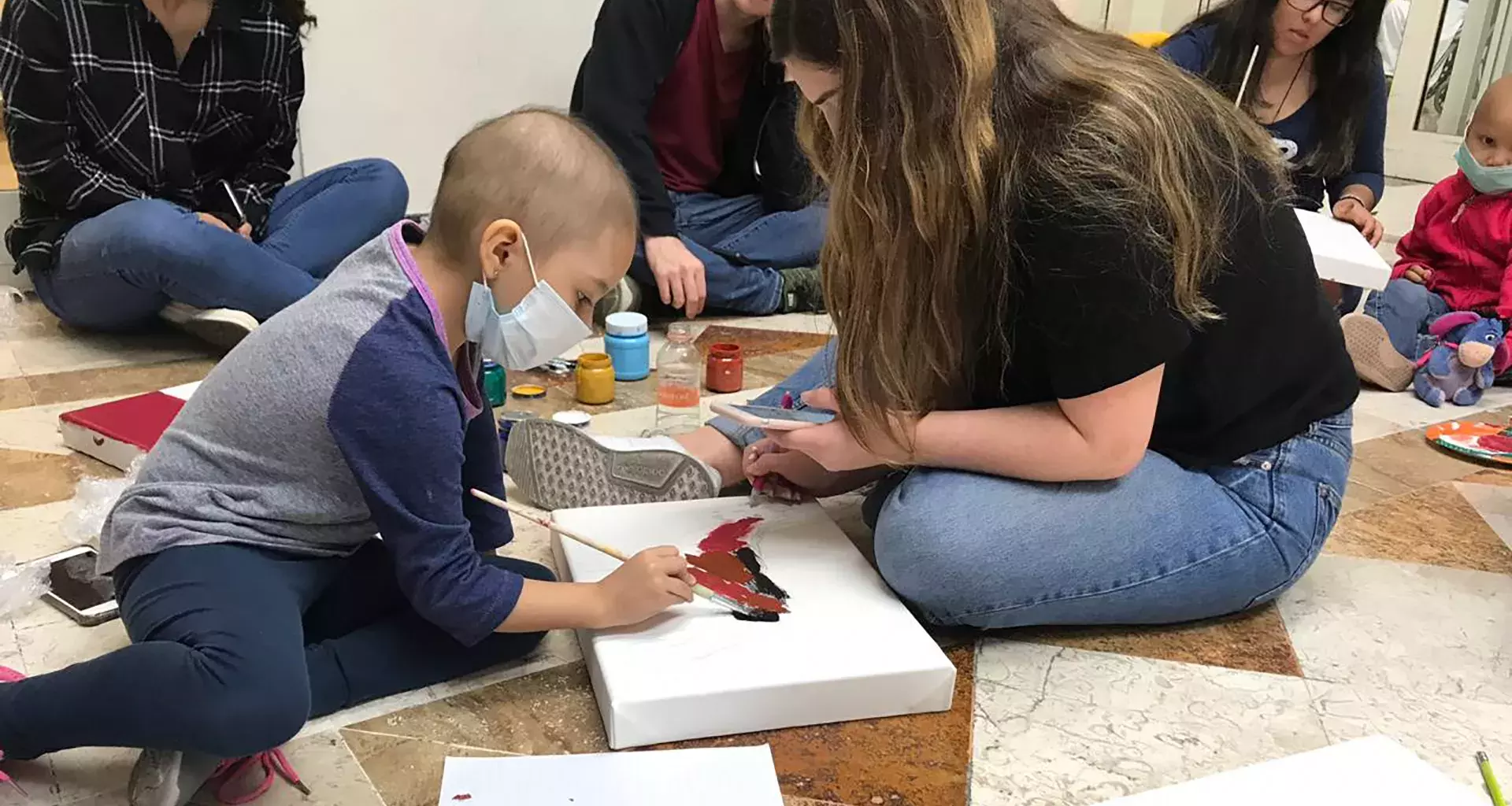 Pintan sonrisas en niños con cáncer alumnos de PrepaTec