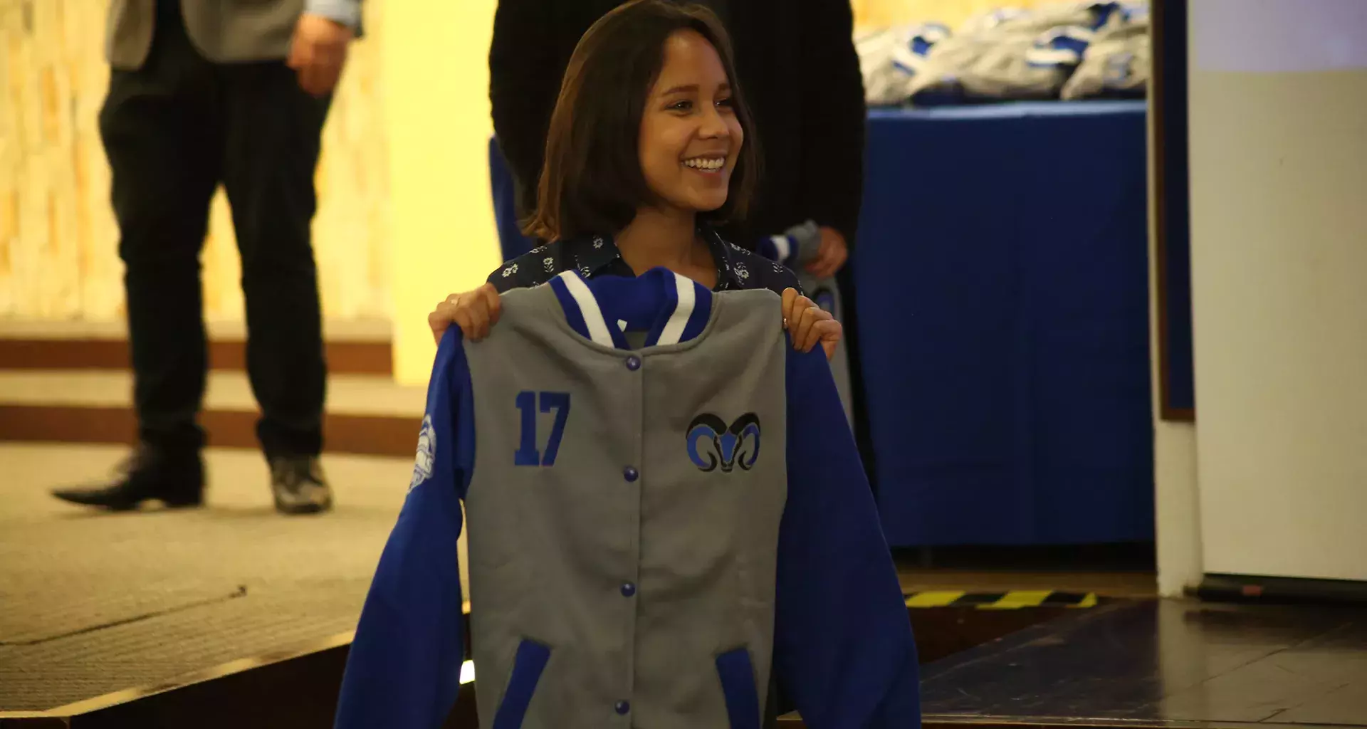 Estudiante recibiendo la chamarra de reconocimiento