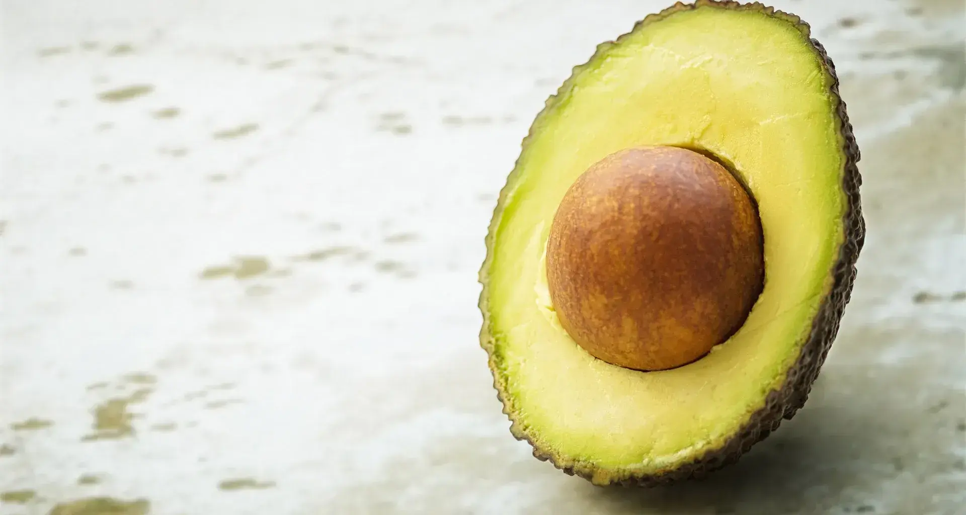 El hueso del aguacate que consumes podría salvar miles de vidas