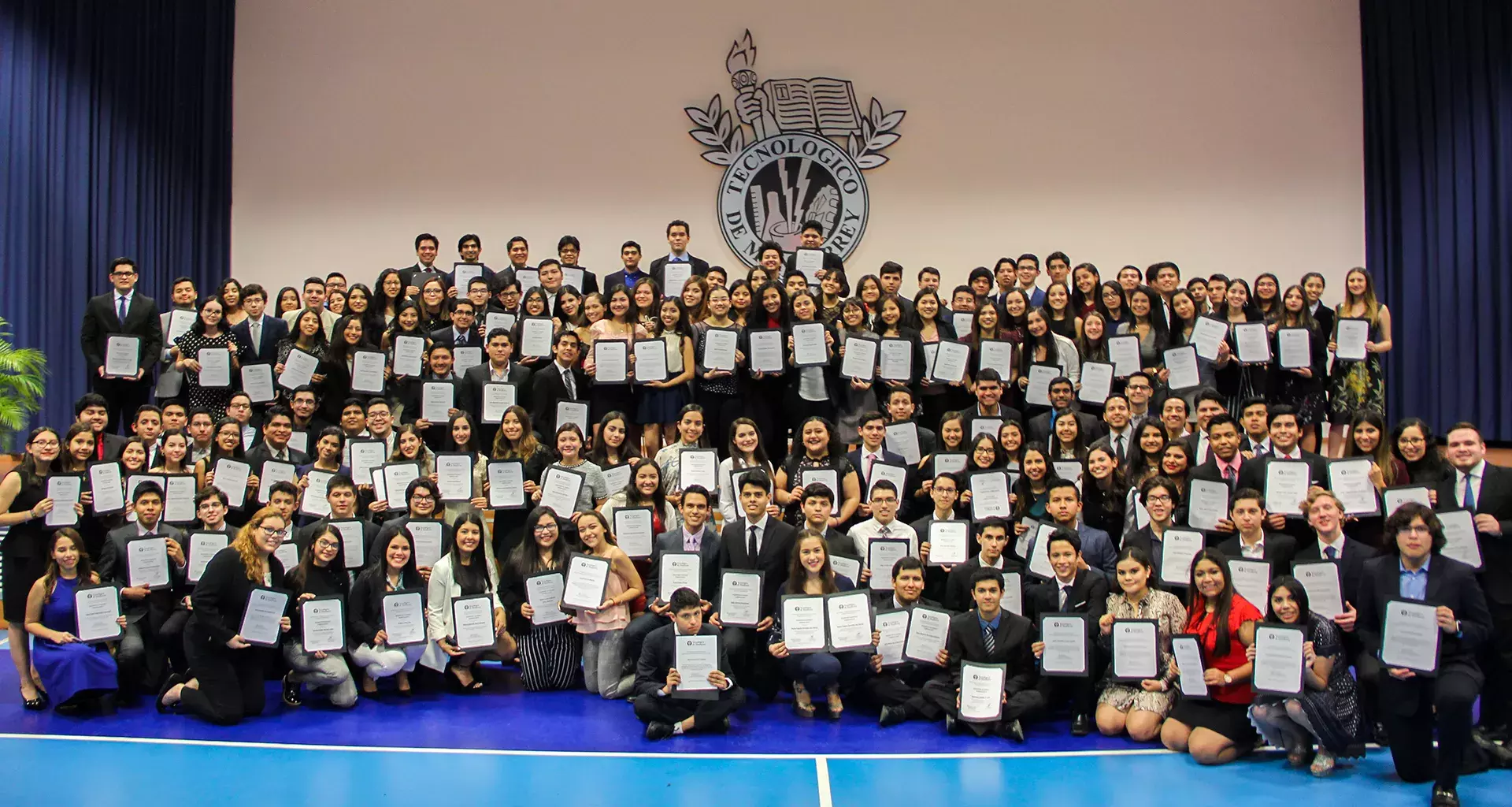 Alumnos con sus reconocimientos