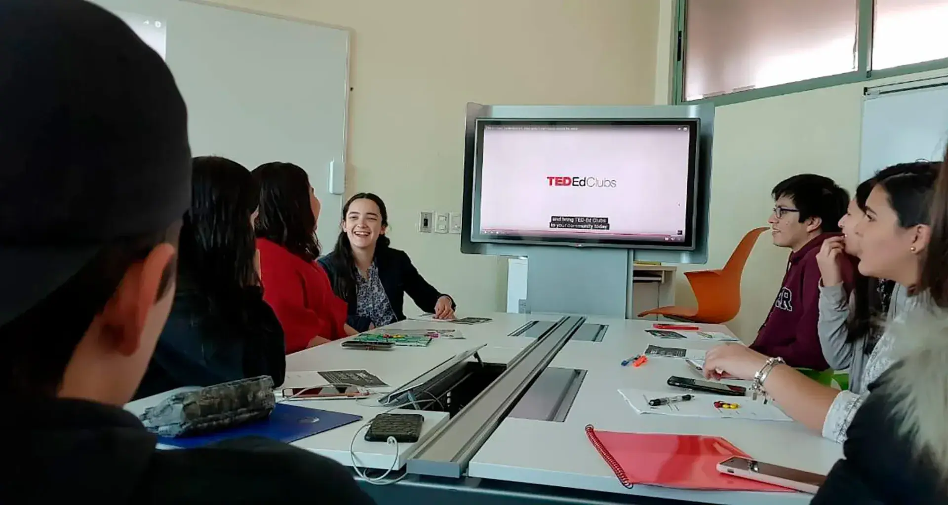 Alumnos en sesión del Club
