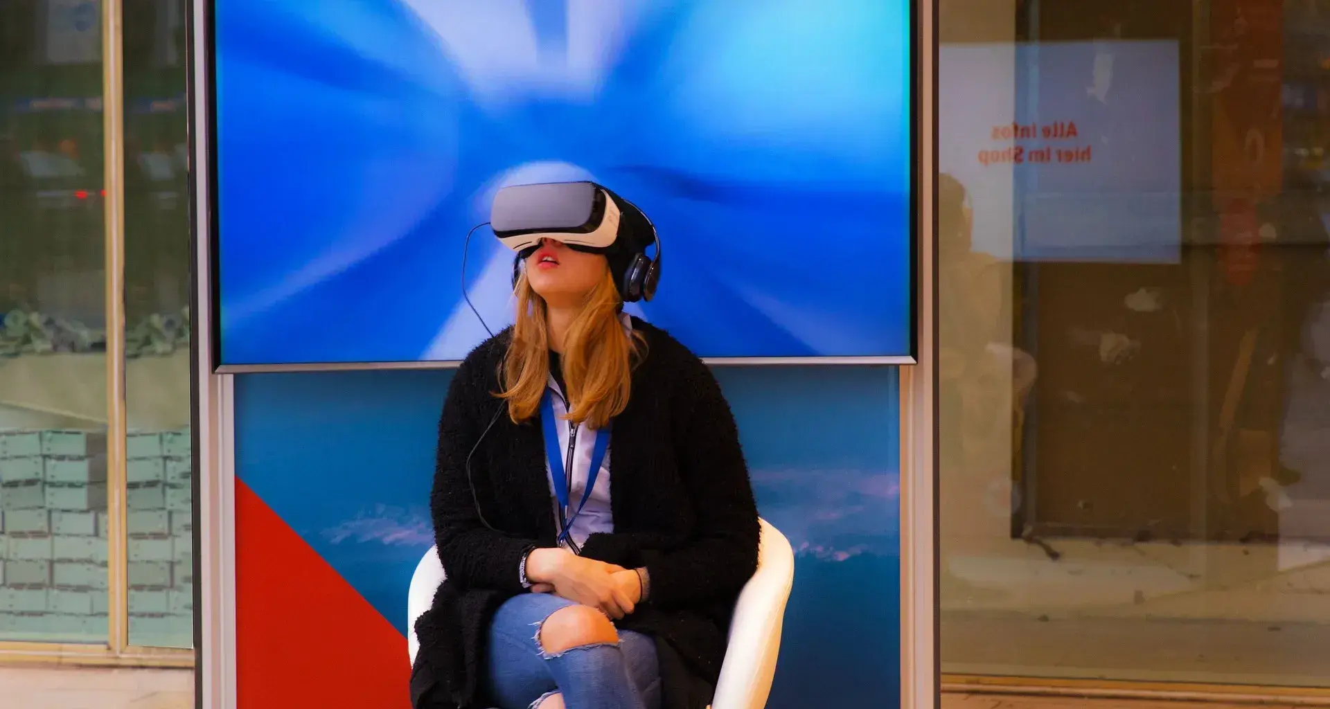 Joven utilizando Realidad Virtual 