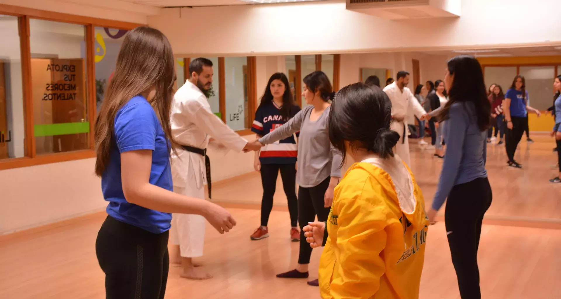 Alumnas reciben instrucción 