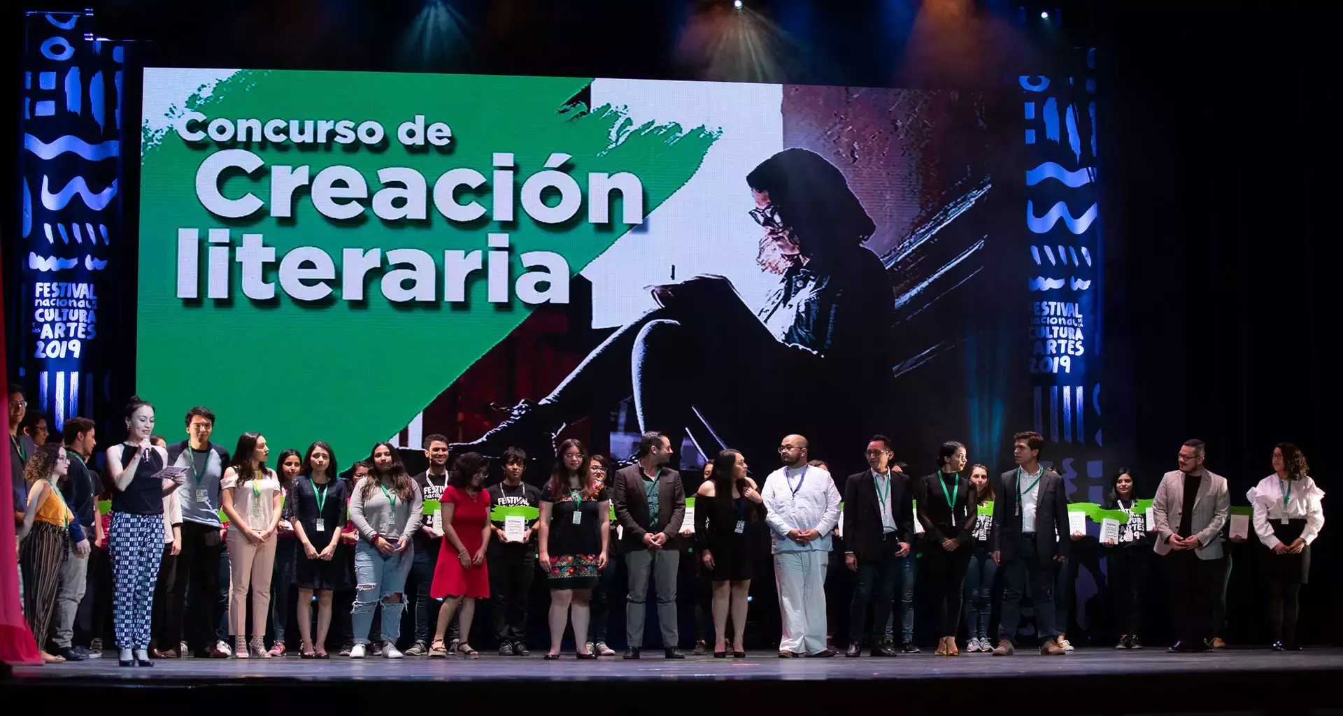 Jóvenes ganadores del concurso nacional de creación literaria.