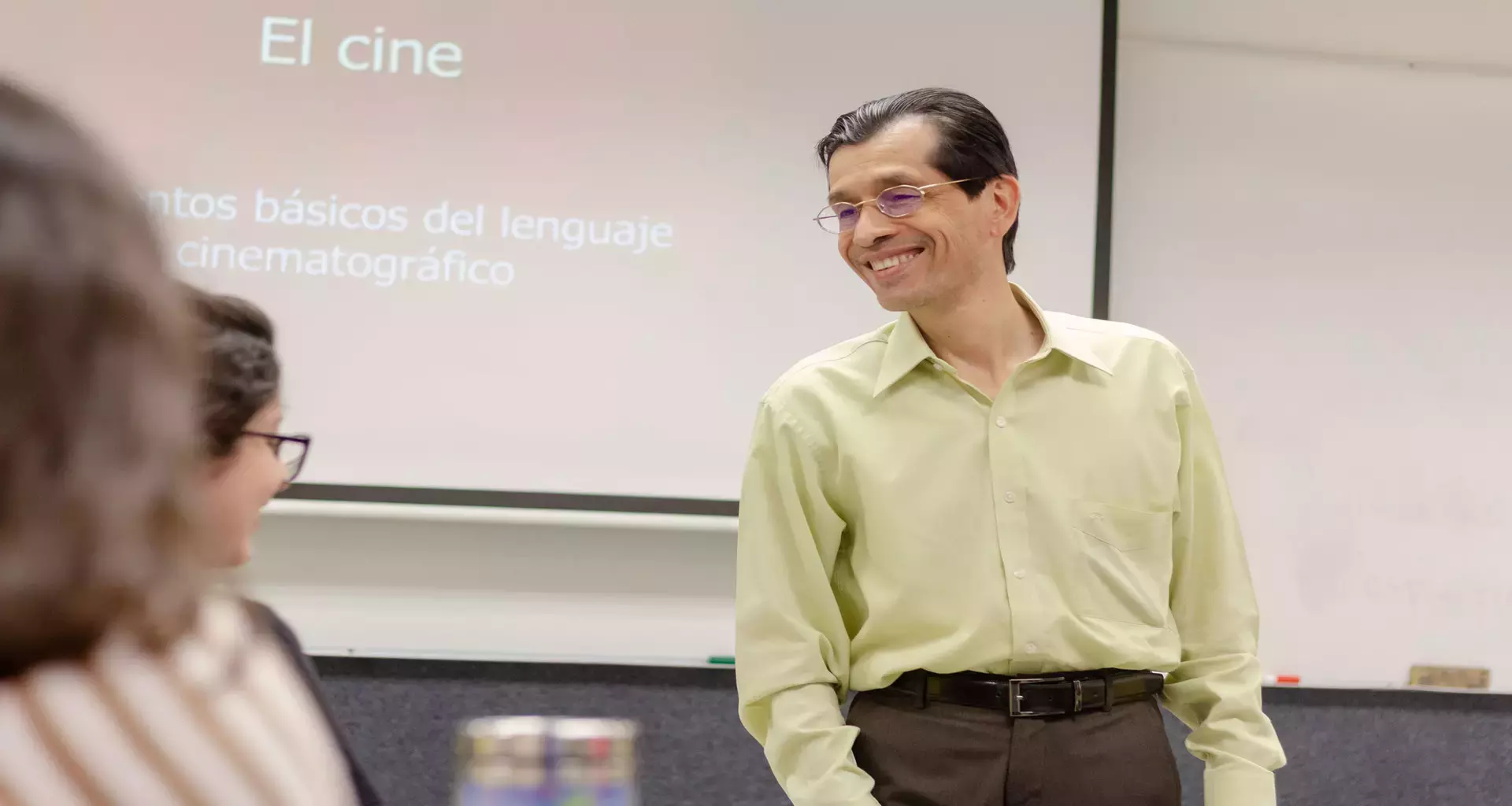 Profesor Diezmartínez dando clases