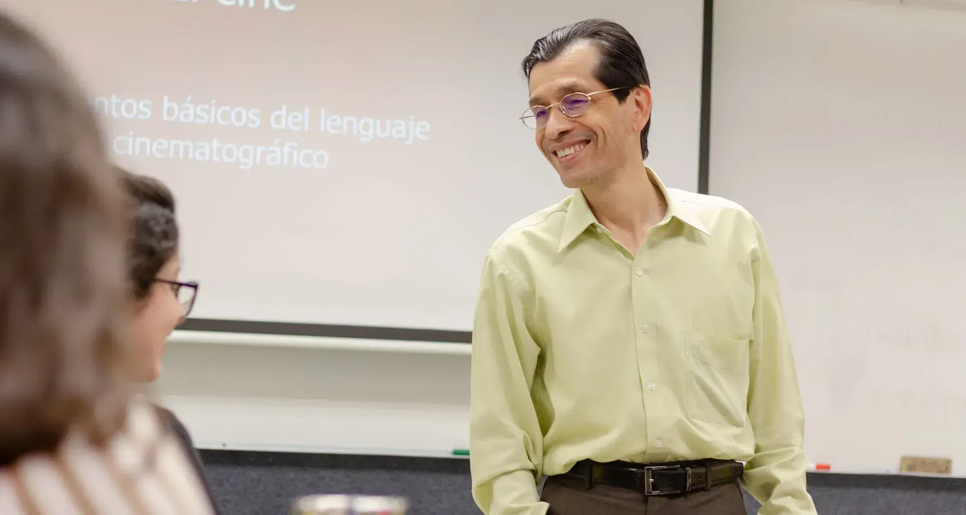 Profesor Diezmartínez dando clases