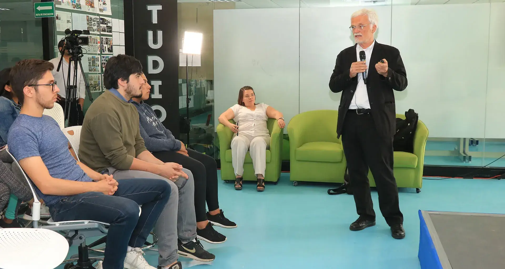 Ezio Manzini charló con estudiantes del Tec en Ciudad de México
