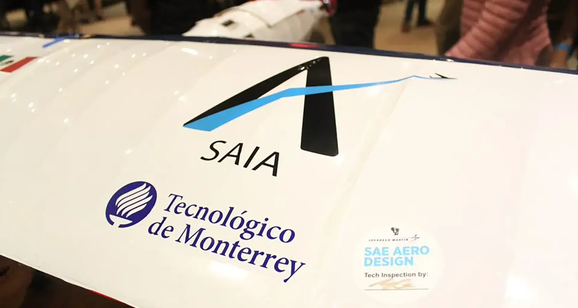 Avión creado por alumnos