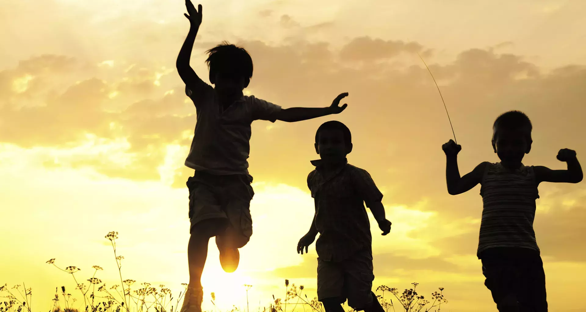 Niños jugando con un papalote