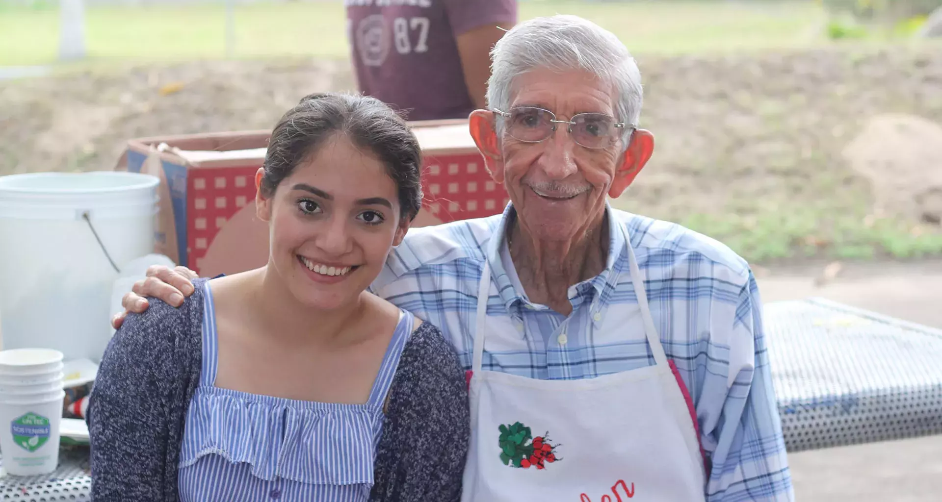Alumna con el profesor Rubén Núñez de Cáceres.