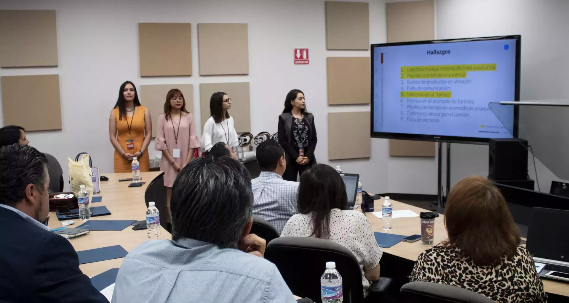 alumnos presentando ante directivos sus hallazgos