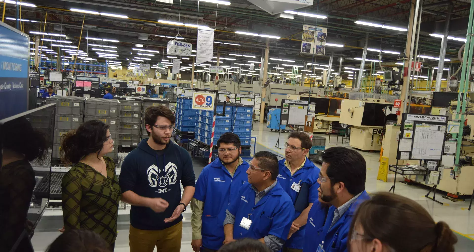 Alumnos exponiendo su trabajo 