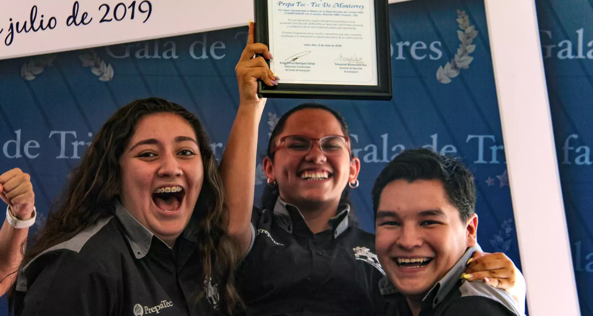 Alumnos de PrepaTec León reconocidos por su participación en robótica